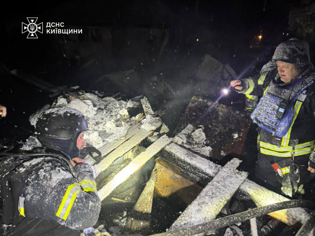 На Київщині після ворожої атаки рятувальники дістали з-під завалів родину